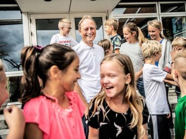 Børn og skoleleder på Daugård Skole